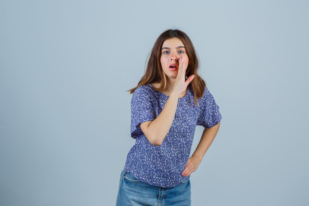 Giovane donna espressiva che posa nello studio