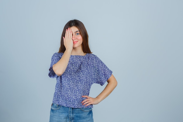 Giovane donna espressiva che posa nello studio