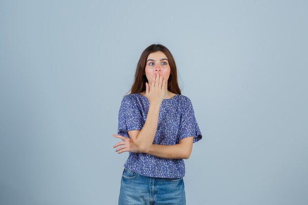 Giovane donna espressiva che posa nello studio