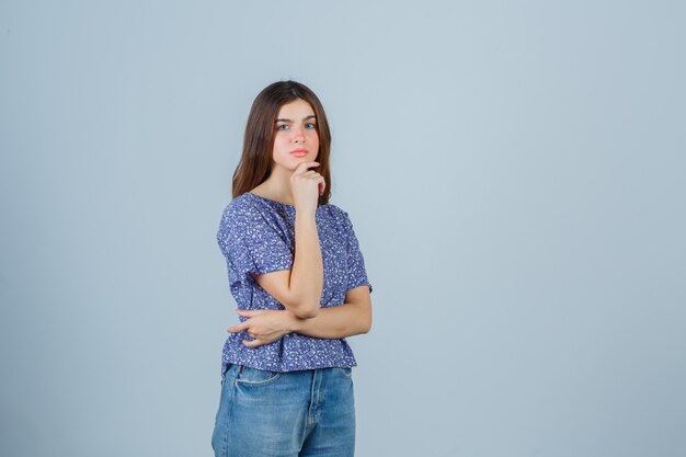 Giovane donna espressiva che posa nello studio