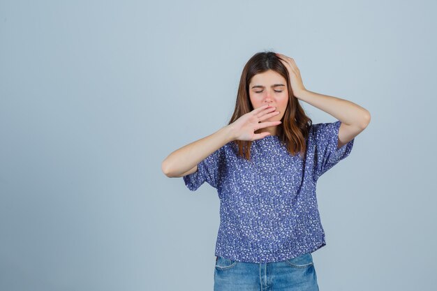 Giovane donna espressiva che posa nello studio