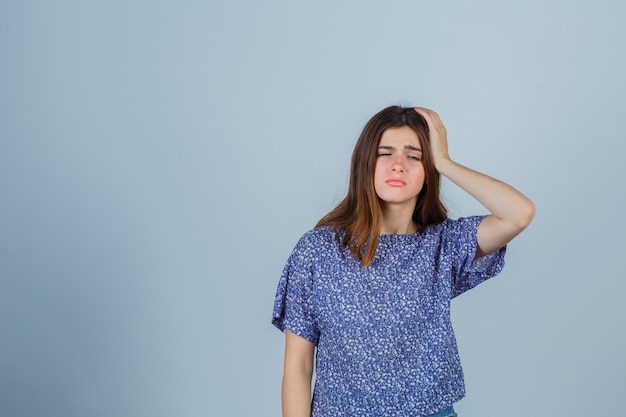 Giovane donna espressiva che posa nello studio