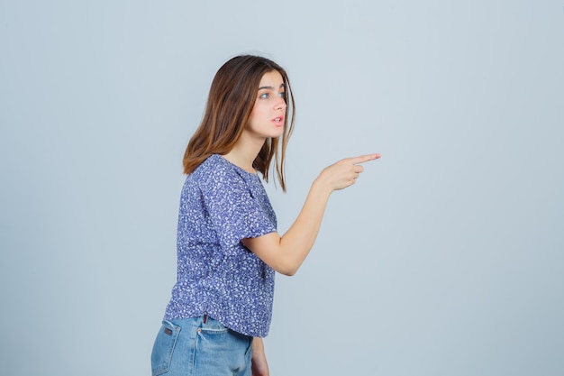 Giovane donna espressiva che posa nello studio