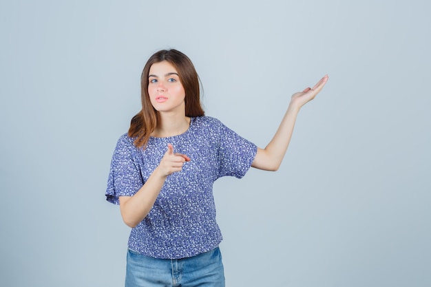 Giovane donna espressiva che posa nello studio