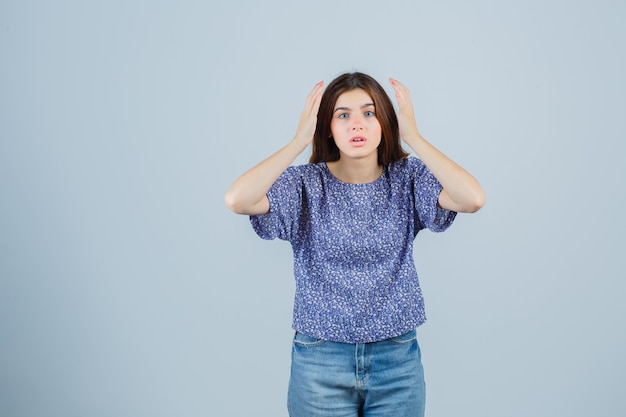 Giovane donna espressiva che posa nello studio