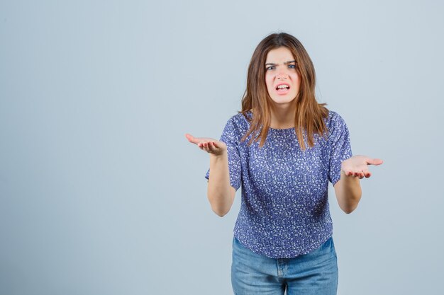 Giovane donna espressiva che posa nello studio