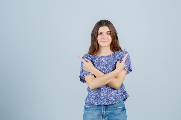 Giovane donna espressiva che posa nello studio