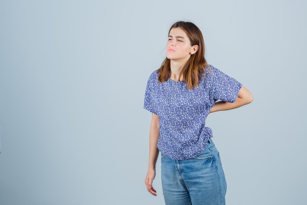 Giovane donna espressiva che posa nello studio