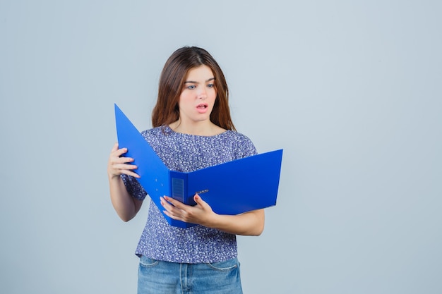 Giovane donna espressiva che posa nello studio