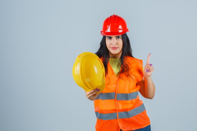 Giovane donna espressiva che posa nello studio