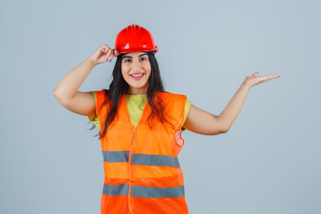 Giovane donna espressiva che posa nello studio