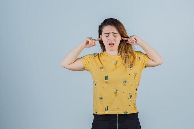 Giovane donna espressiva che posa nello studio