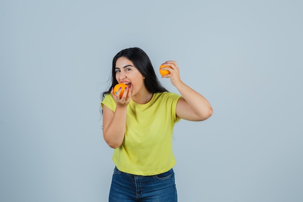 Giovane donna espressiva che posa nello studio