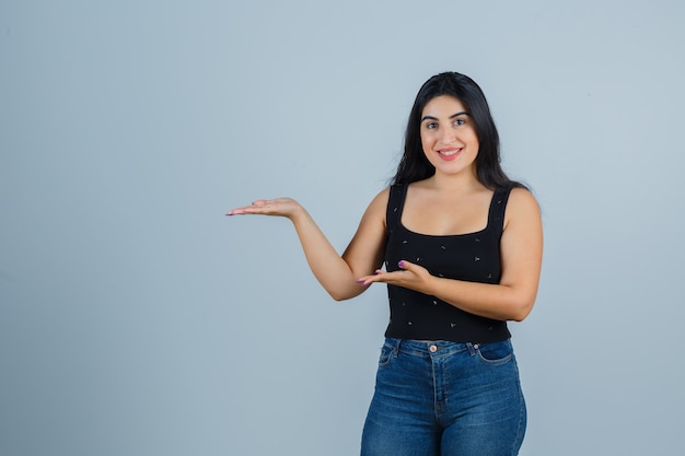 Giovane donna espressiva che posa nello studio