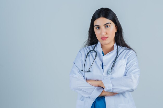 Giovane donna espressiva che posa nello studio