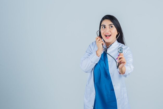 Giovane donna espressiva che posa nello studio