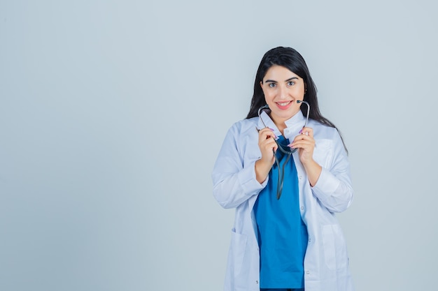 Giovane donna espressiva che posa nello studio