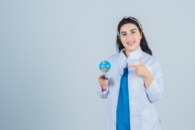 Giovane donna espressiva che posa nello studio