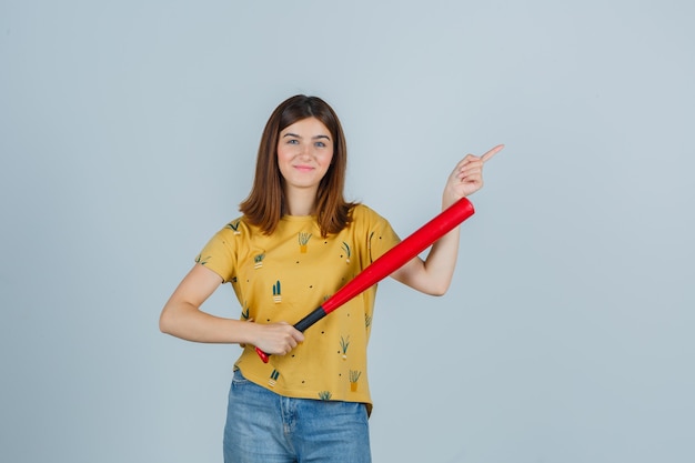 Giovane donna espressiva che posa nello studio