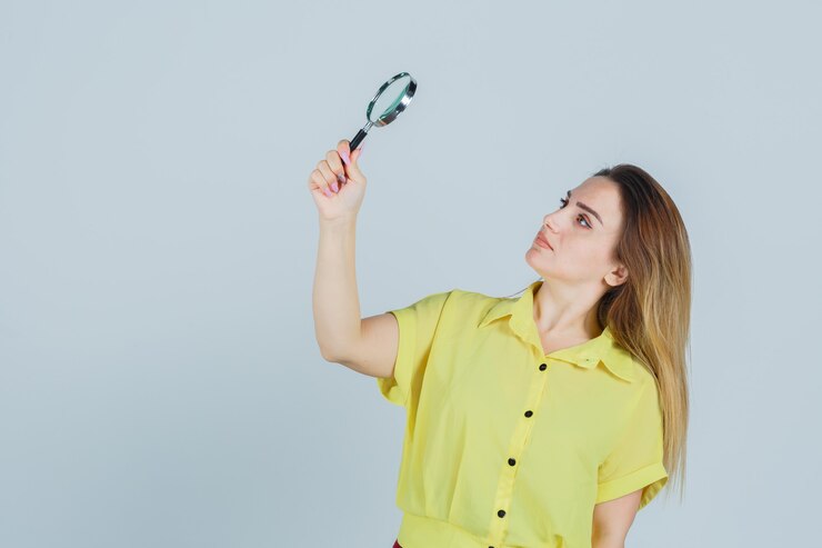 Foto gratuito giovane donna espressiva che posa nello studio