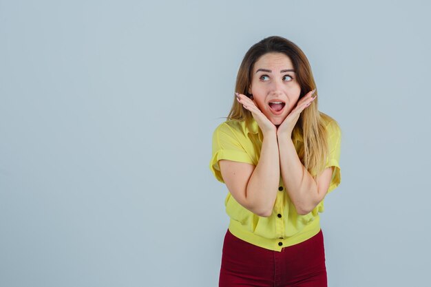 Giovane donna espressiva che posa nello studio