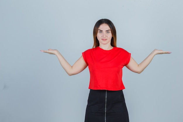 Giovane donna espressiva che posa nello studio