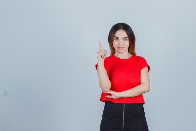 Giovane donna espressiva che posa nello studio