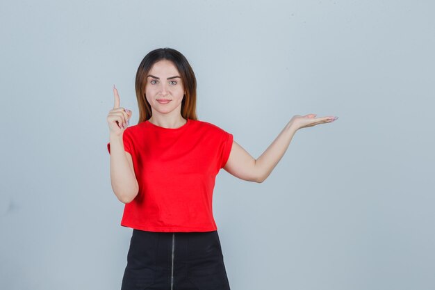 Giovane donna espressiva che posa nello studio