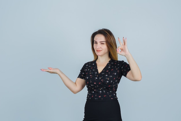 Giovane donna espressiva che posa nello studio