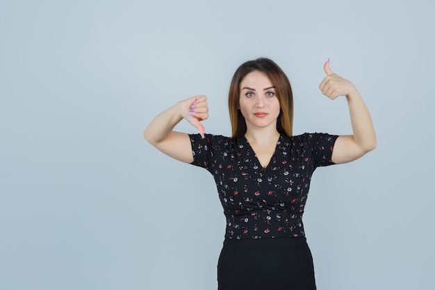 Giovane donna espressiva che posa nello studio