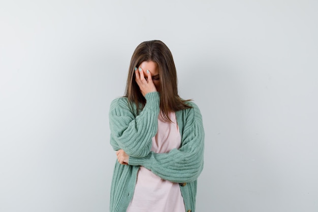 Giovane donna espressiva che posa nello studio