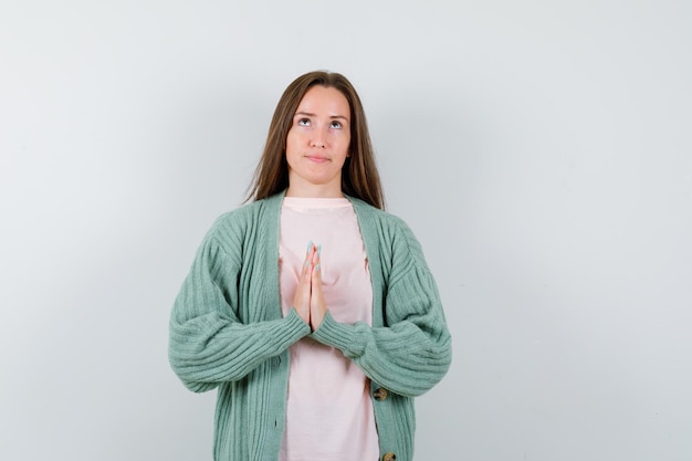 Giovane donna espressiva che posa nello studio