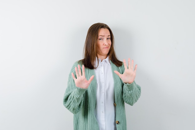 Giovane donna espressiva che posa nello studio