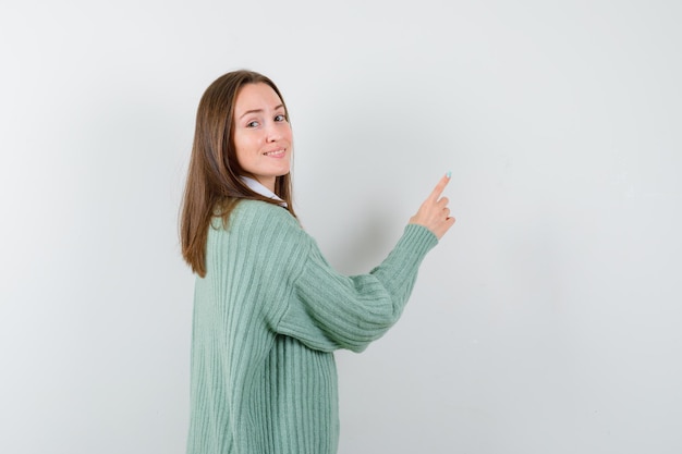 Giovane donna espressiva che posa nello studio