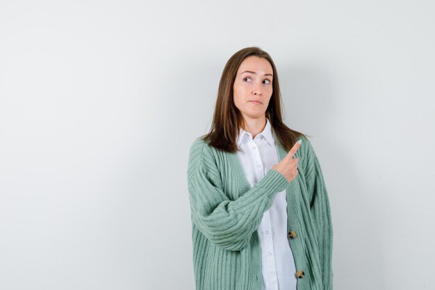 Giovane donna espressiva che posa nello studio