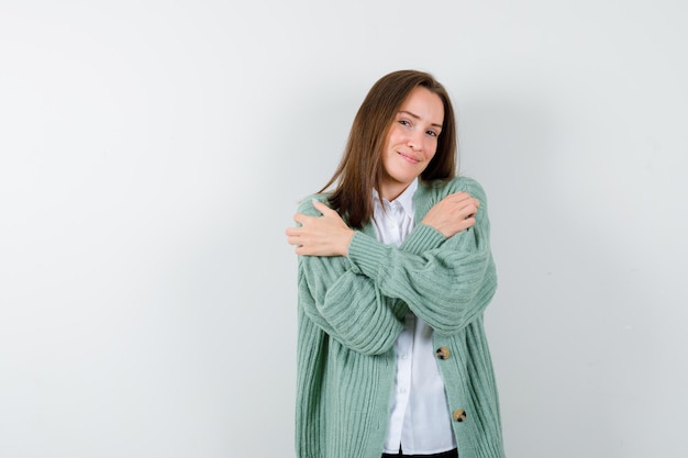 Giovane donna espressiva che posa nello studio