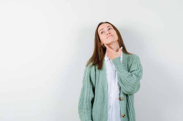 Giovane donna espressiva che posa nello studio