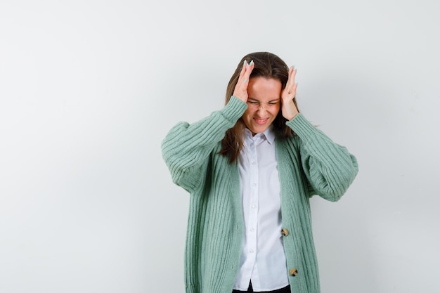 Giovane donna espressiva che posa nello studio