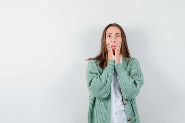 Giovane donna espressiva che posa nello studio