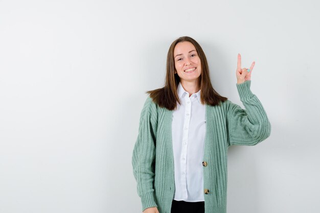 Giovane donna espressiva che posa nello studio