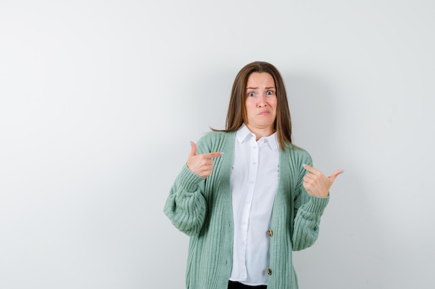 Giovane donna espressiva che posa nello studio