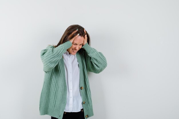 Giovane donna espressiva che posa nello studio