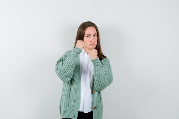 Giovane donna espressiva che posa nello studio