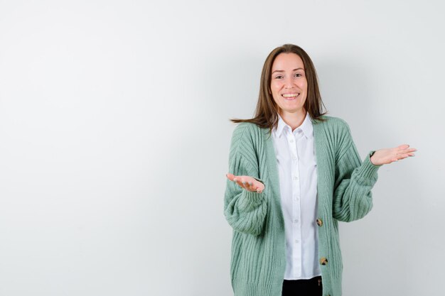 Giovane donna espressiva che posa nello studio