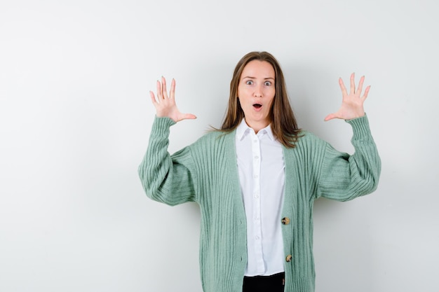 Giovane donna espressiva che posa nello studio