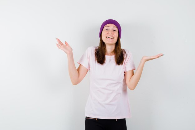 Giovane donna espressiva che posa nello studio