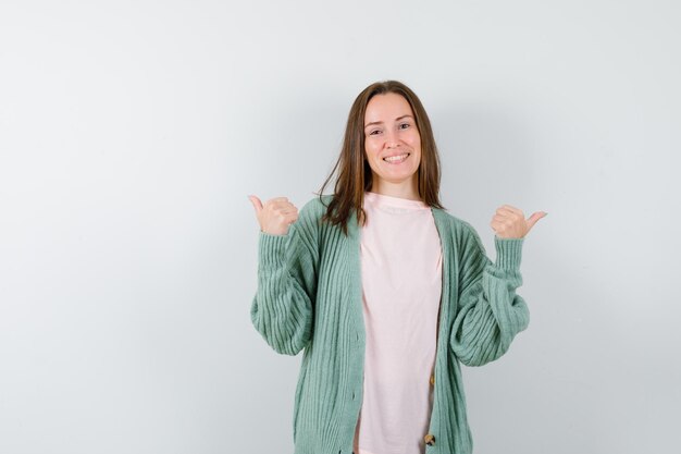 Giovane donna espressiva che posa nello studio