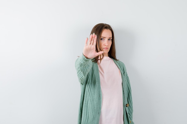 Giovane donna espressiva che posa nello studio