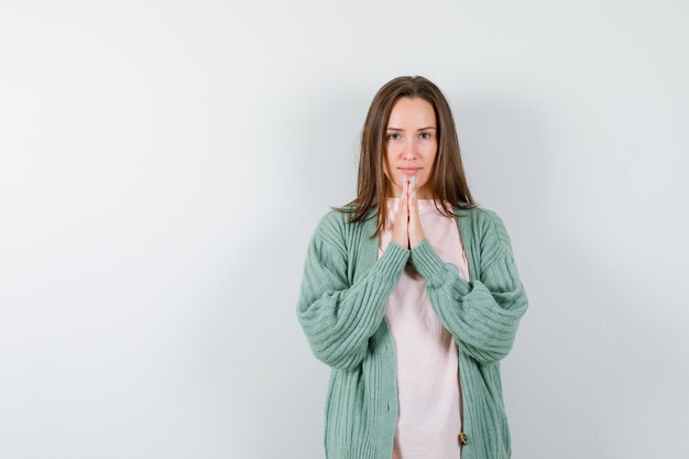 Giovane donna espressiva che posa nello studio