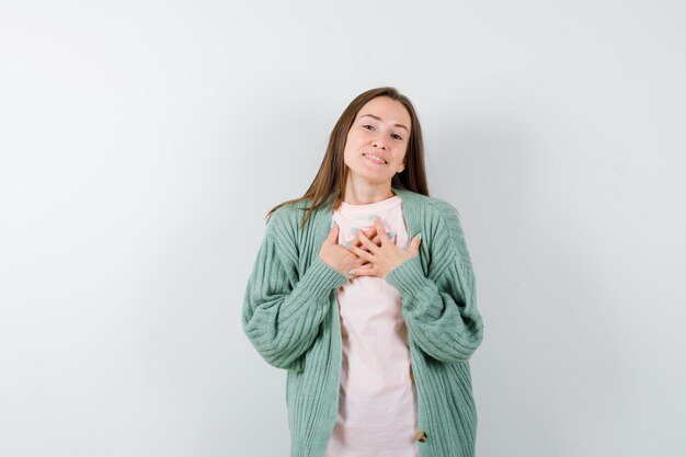 Giovane donna espressiva che posa nello studio